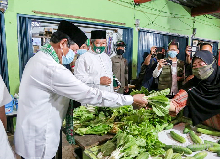 Gubernur Kepri didampingi Bupati saat berbelanja sayur di Pasar